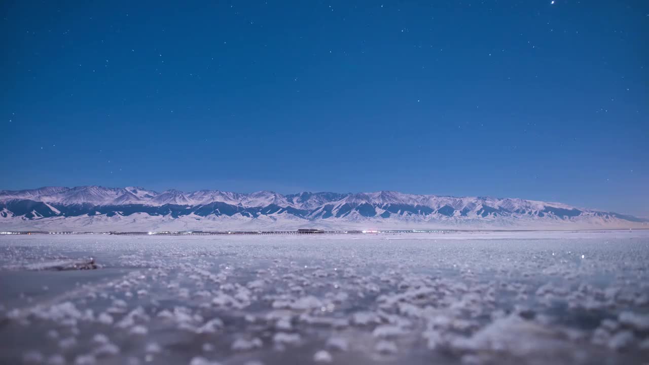 星空延时：新疆哈密高家湖天山冰雪与星斗视频素材