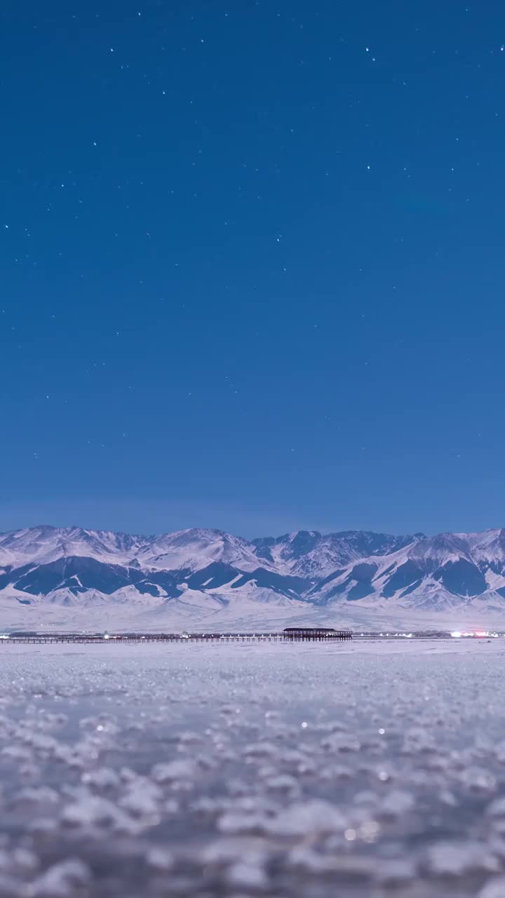 星空延时：新疆哈密高家湖天山冰雪与星斗视频素材