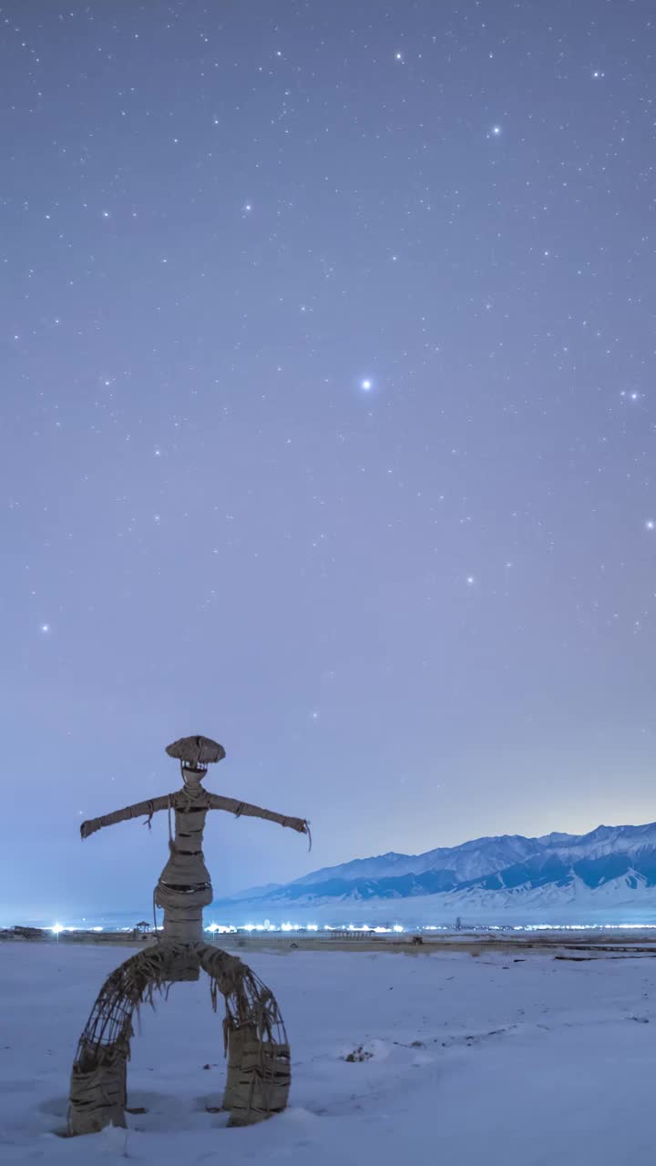 星空延时：新疆哈密巴里坤天山营地稻草人与星斗视频素材