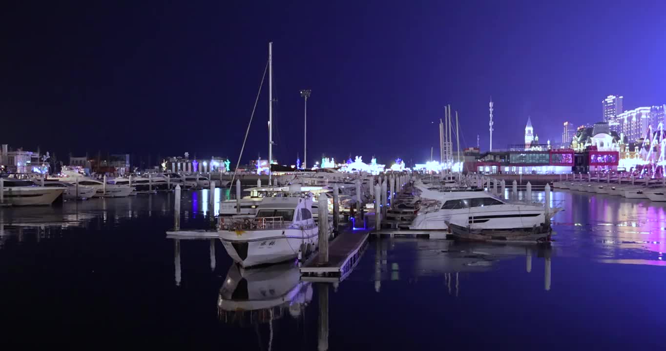 海湾港口停泊的游船夜景视频素材