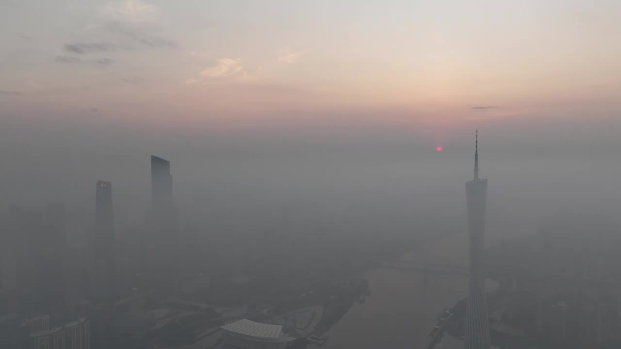 台风马鞍山前夕广州塔雾霾日出视频素材