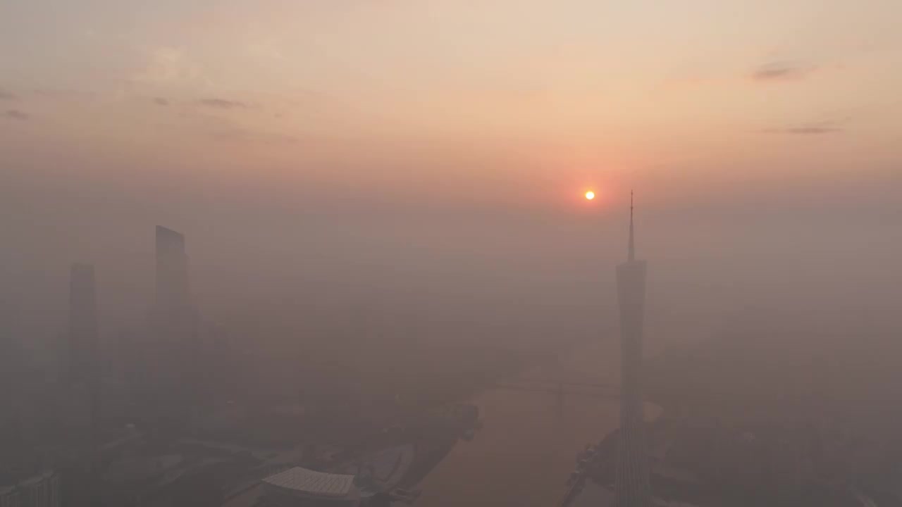 台风马鞍山前夕广州塔雾霾日出视频素材