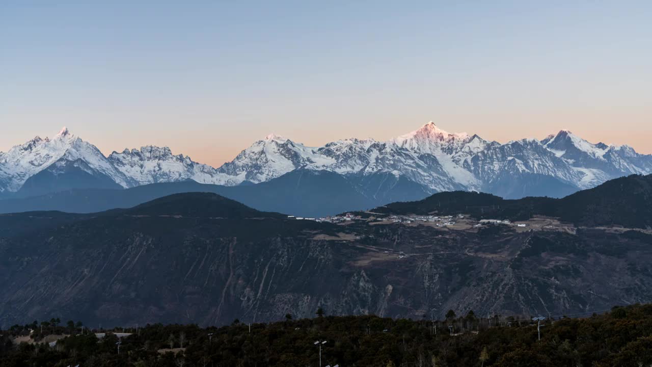 梅里雪山日照金山全景视频素材