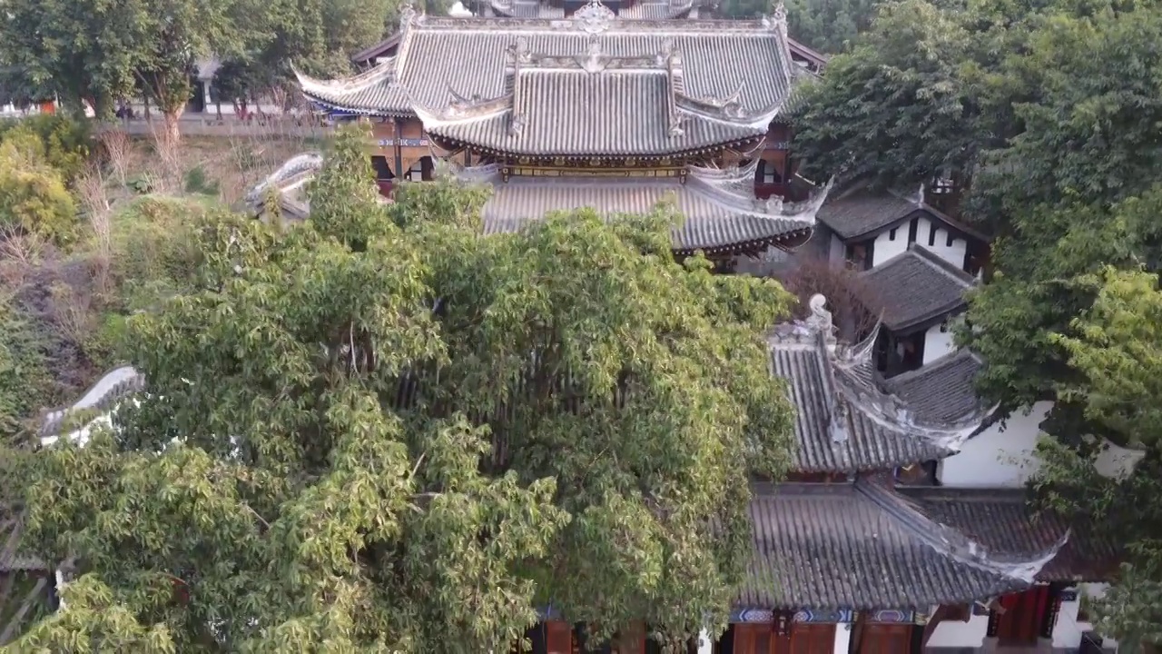 一座建在山上的寺庙视频素材