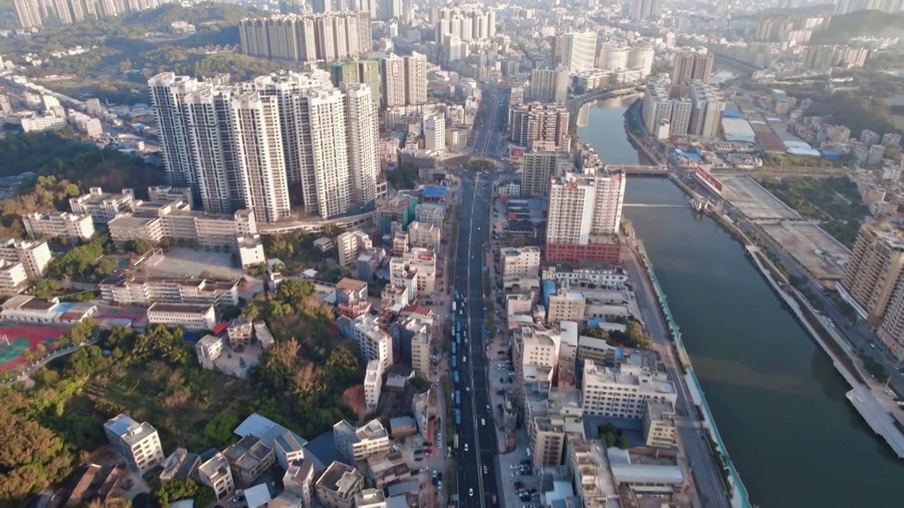 信宜城区城南大道-清晨航拍前移镜头视频素材