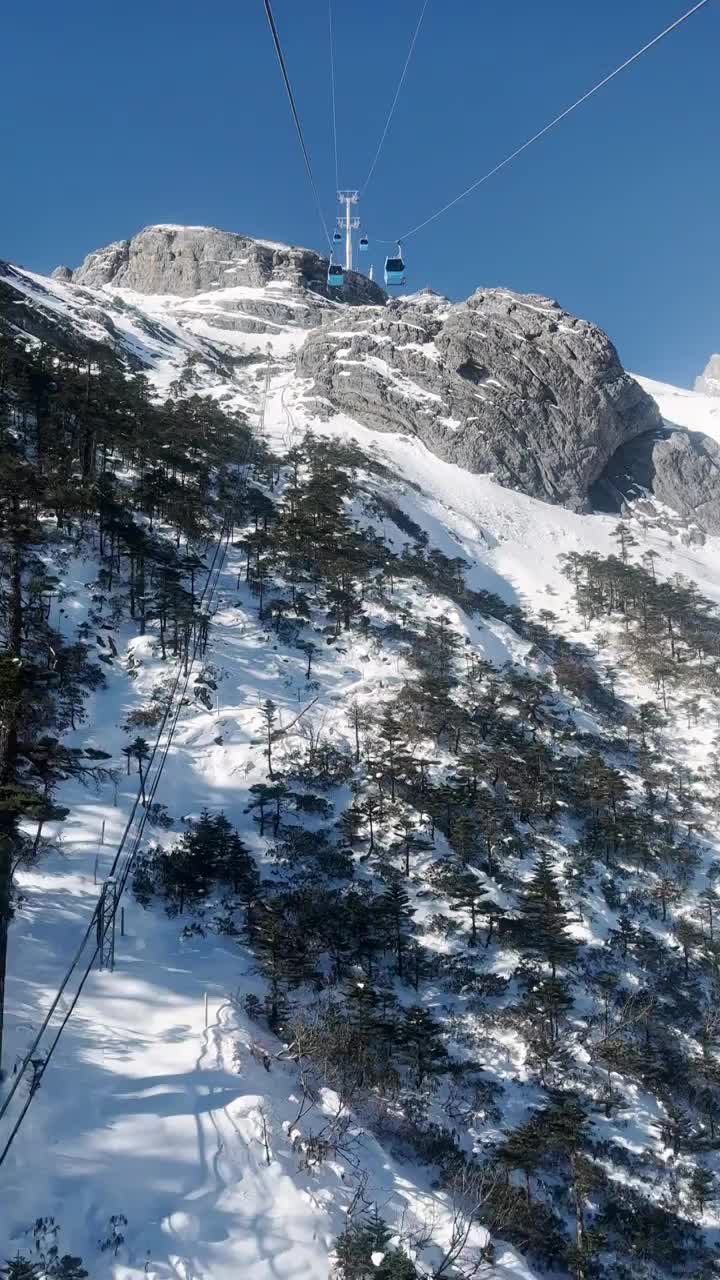 云南丽江玉龙雪山冰川公园索道风光视频素材