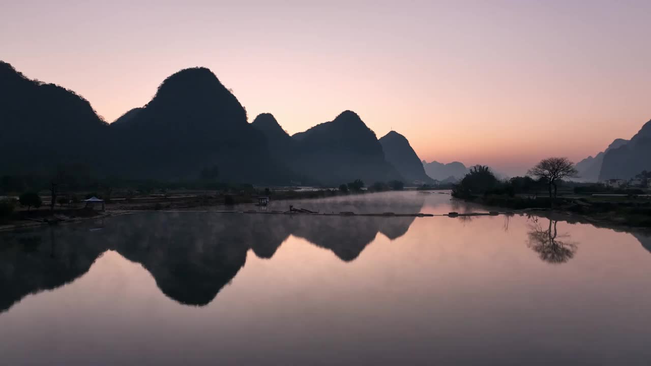 黎明日出时分阳朔遇龙河静止的水面视频素材