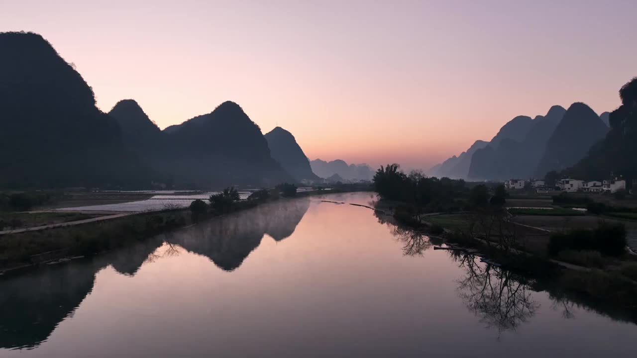 黎明日出时分阳朔遇龙河静止的水面视频素材