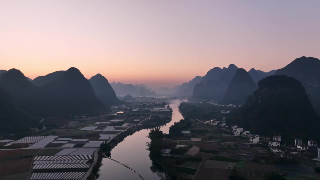 黎明时分阳朔遇龙河两岸的风光视频素材