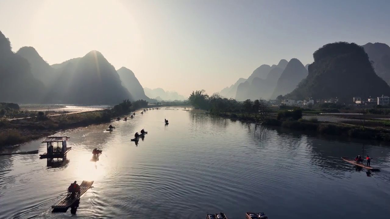 清晨日出时分阳朔遇龙河上漂流的竹筏视频素材