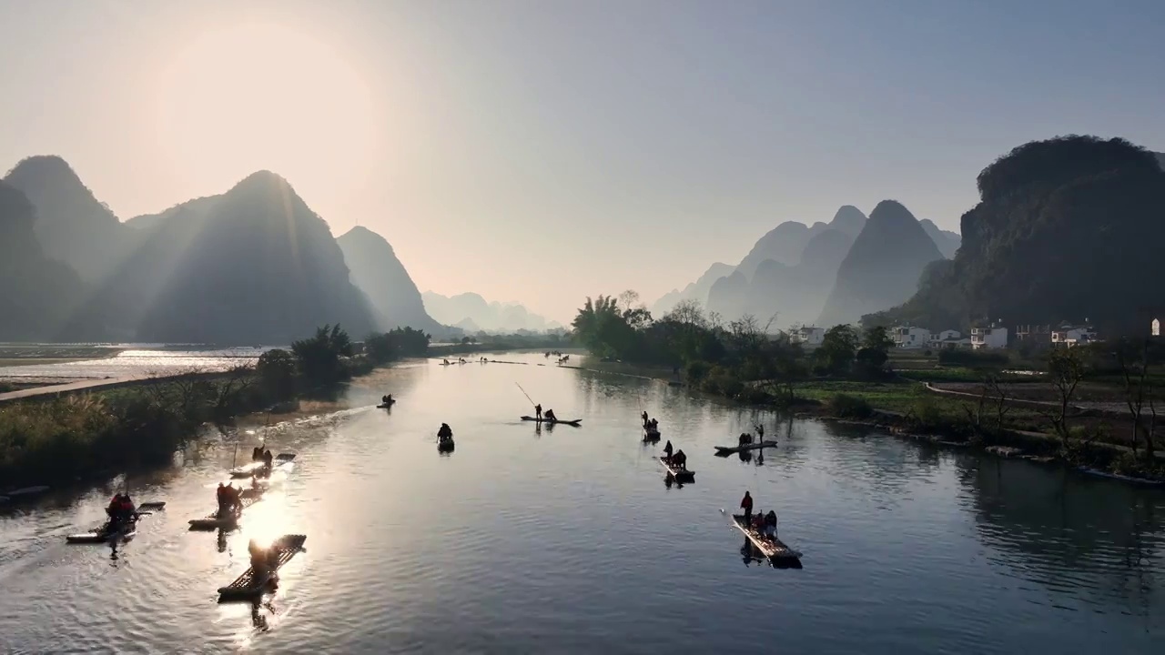 清晨日出时分阳朔遇龙河上漂流的竹筏视频素材