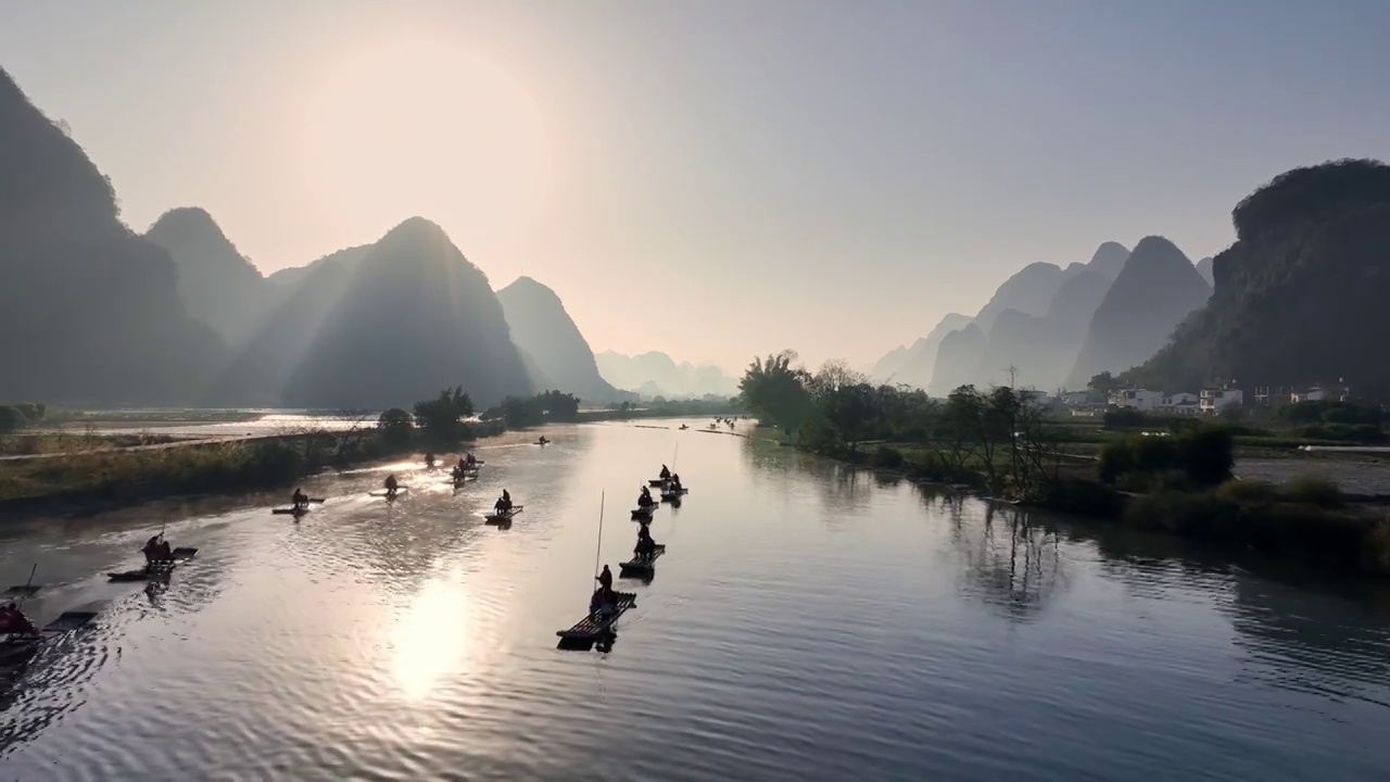 清晨日出时分阳朔遇龙河上漂流的竹筏视频素材