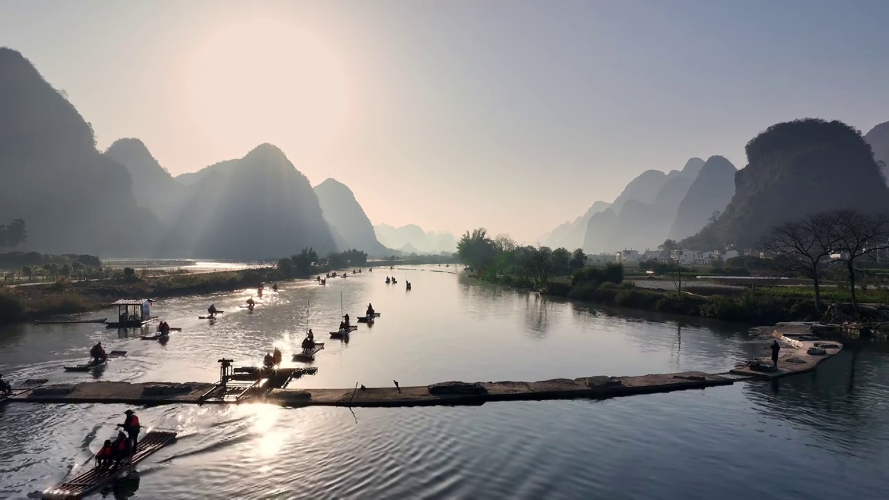 清晨日出时分阳朔遇龙河上漂流的竹筏视频素材