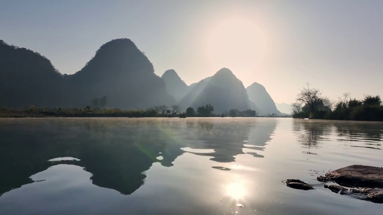 清晨日出时分阳朔遇龙河上漂流的竹筏和薄雾视频素材