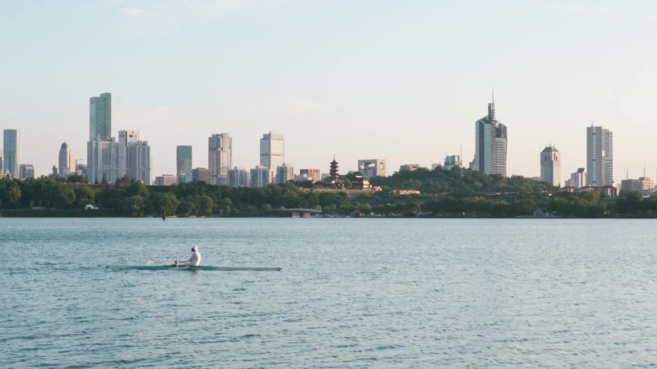 鸡鸣寺玄武湖面划船视频下载