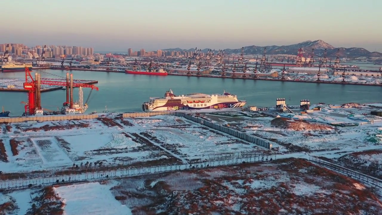 烟台港海港货轮客轮停靠视频素材