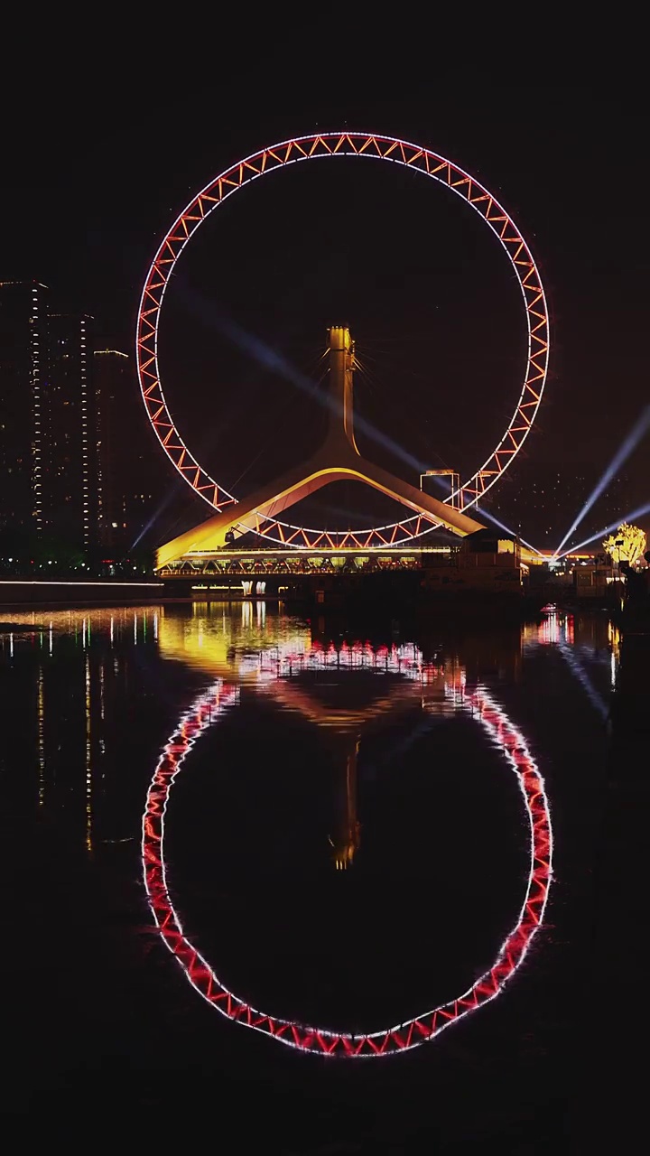 天津之眼夜景烟花著名旅游景点网红打卡地摩天轮分手轮都市风景地标灯光秀河面红桥区海河畔永乐桥4K竖屏视频素材