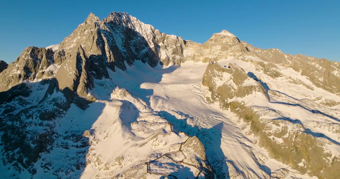 航拍空中远眺云南丽江玉龙雪山风景视频素材