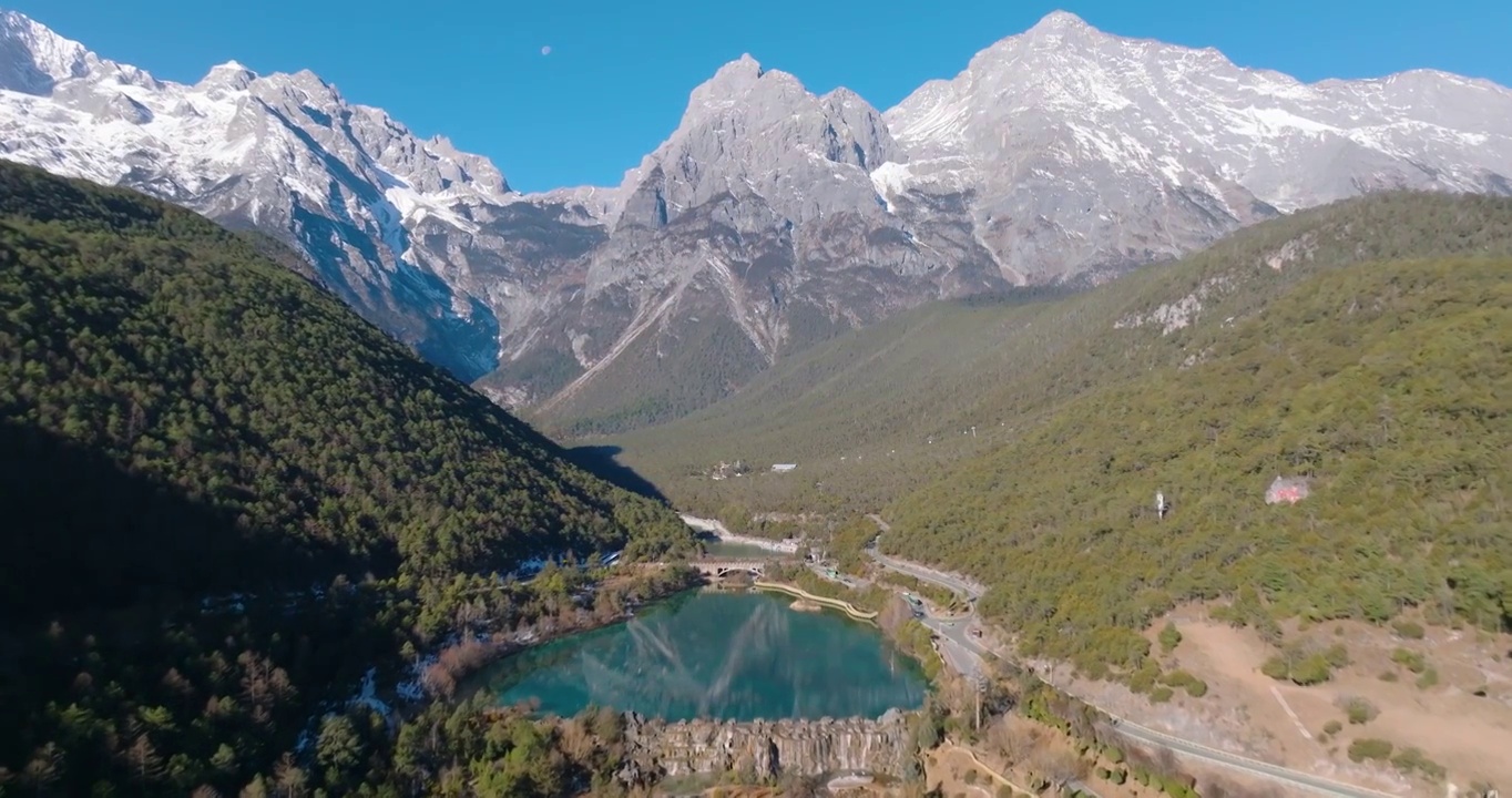 航拍空中鸟瞰云南丽江玉龙雪山下的蓝月谷景区风景视频素材