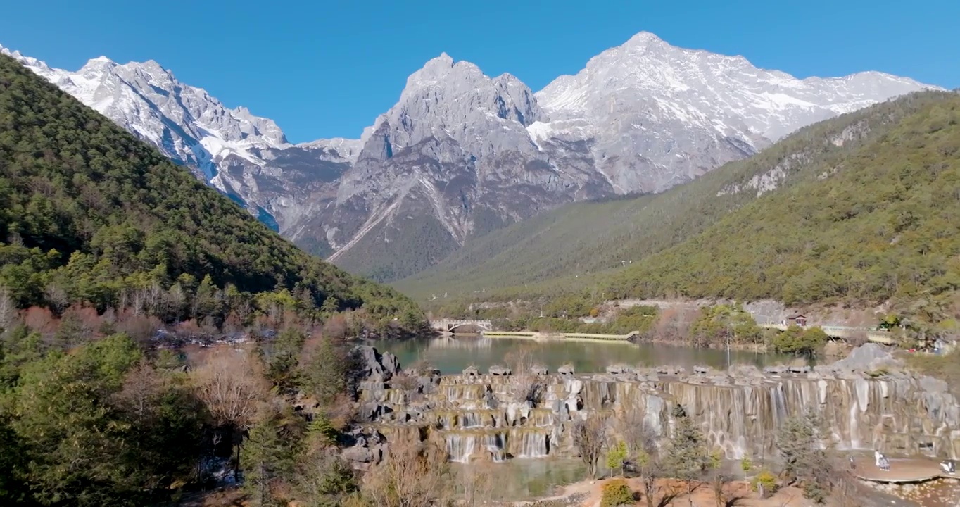 航拍空中鸟瞰云南丽江玉龙雪山下的蓝月谷景区风景视频素材