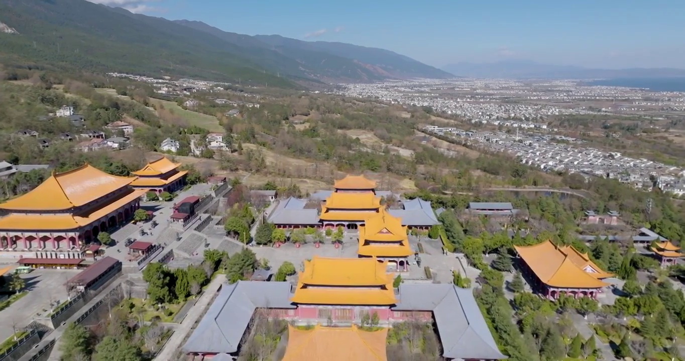 航拍空中鸟瞰云南苍山洱海边的大理古城崇圣寺三塔文化旅游区视频素材