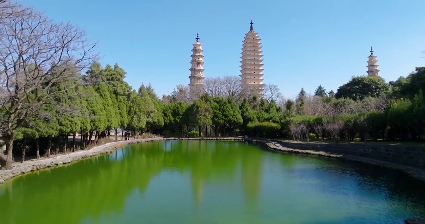 航拍空中鸟瞰云南苍山洱海边的大理古城崇圣寺三塔文化旅游区视频素材