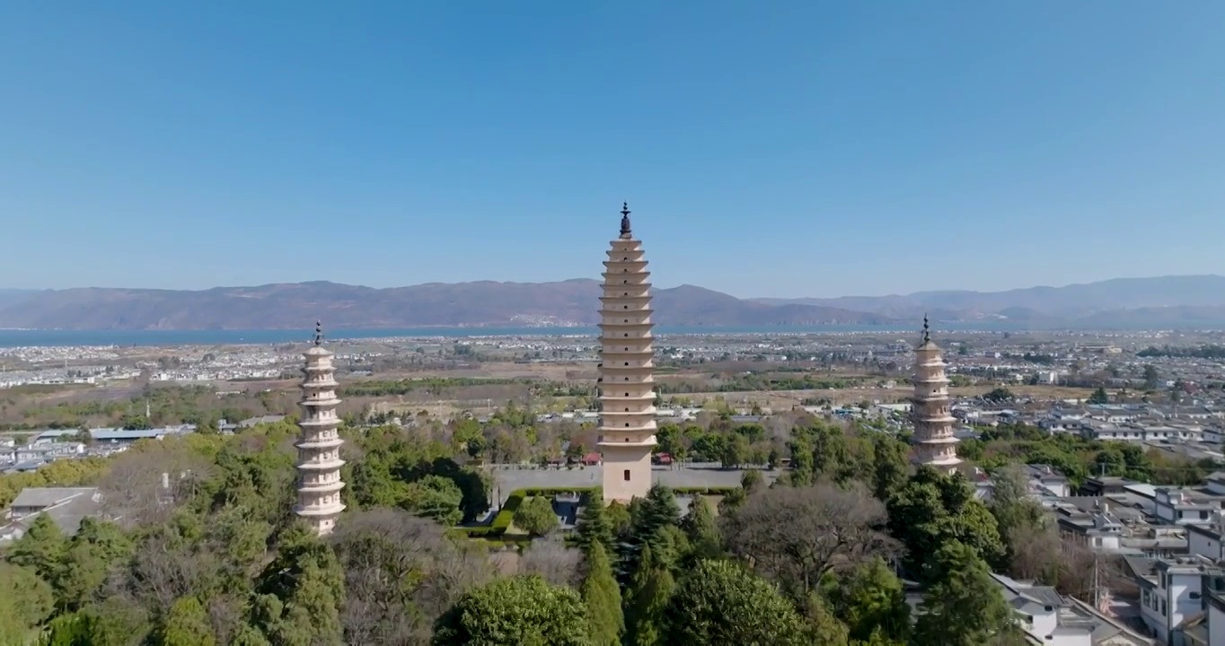 航拍空中鸟瞰云南苍山洱海边的大理古城崇圣寺三塔文化旅游区视频素材