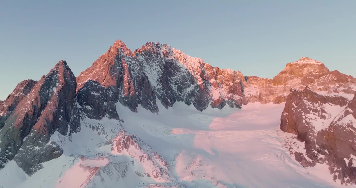 航拍空中远眺云南丽江玉龙雪山日照金山风景视频素材