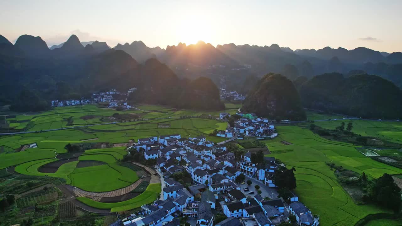 万峰林 秋季农庄稻田居民住宅视频素材