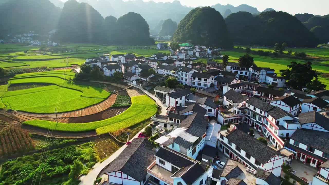 万峰林 秋季农庄稻田居民住宅视频素材