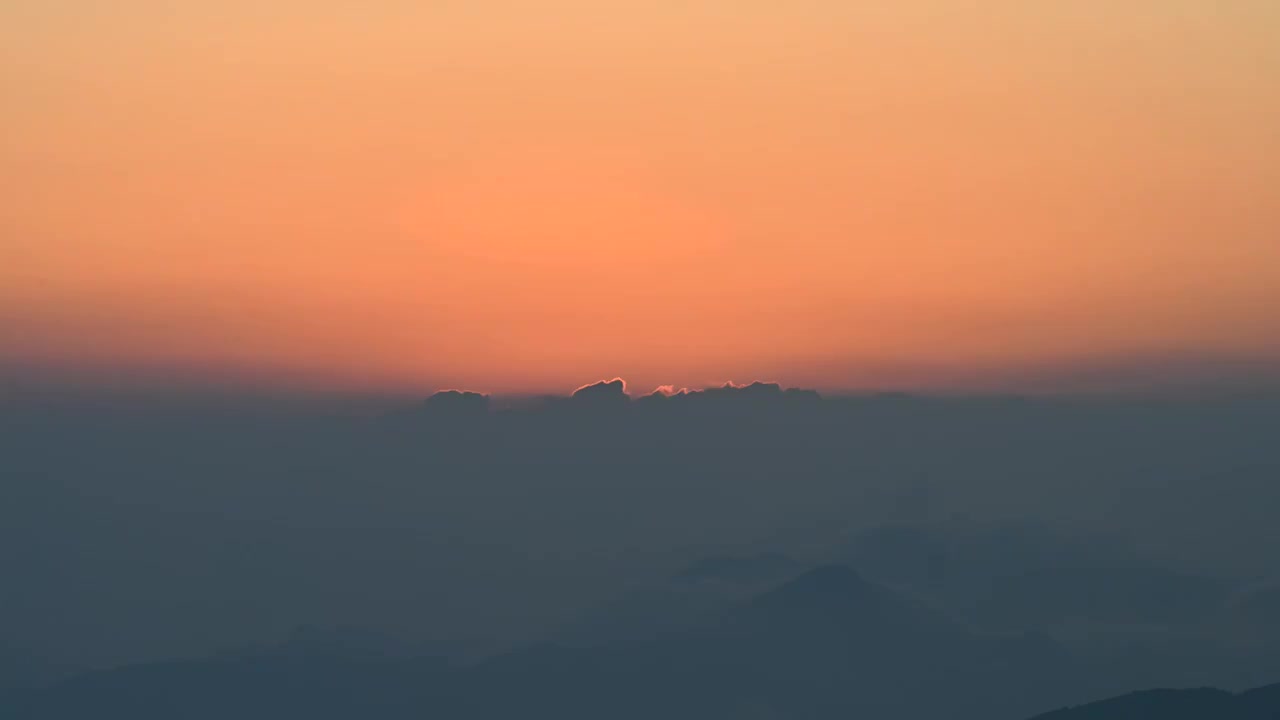 东方日出云海唯美朝霞火烧云高山顶太阳初升视频素材