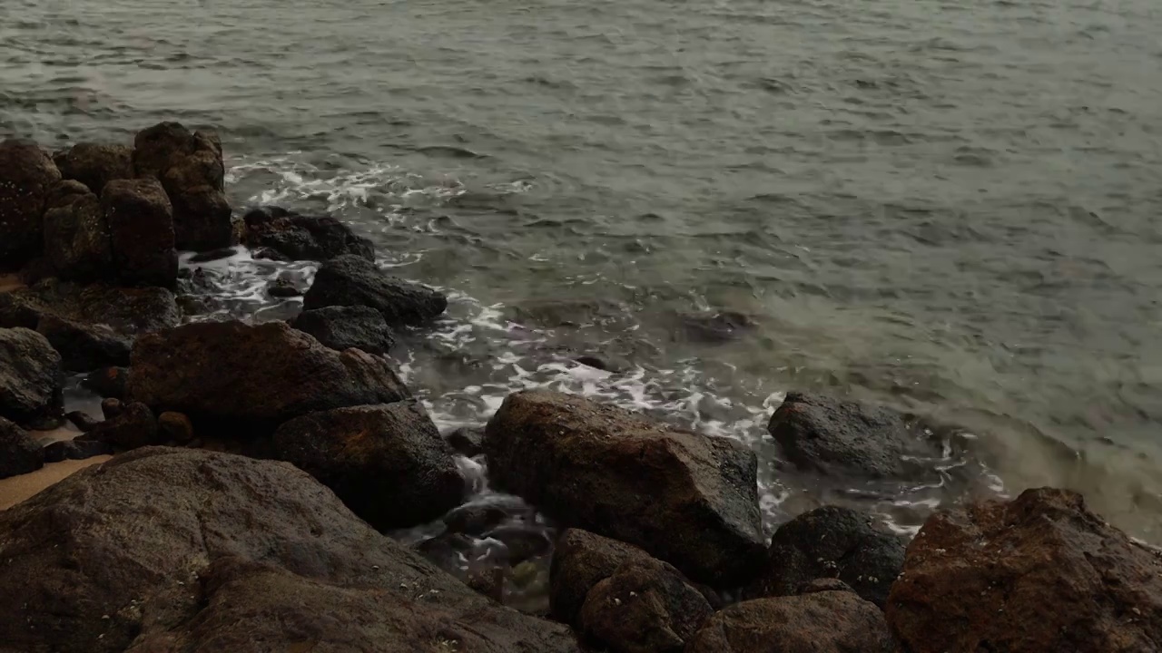 海浪冲刷礁石视频素材