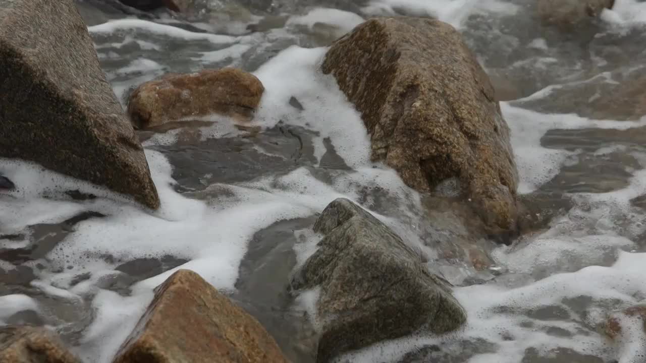 海浪冲刷礁石视频素材