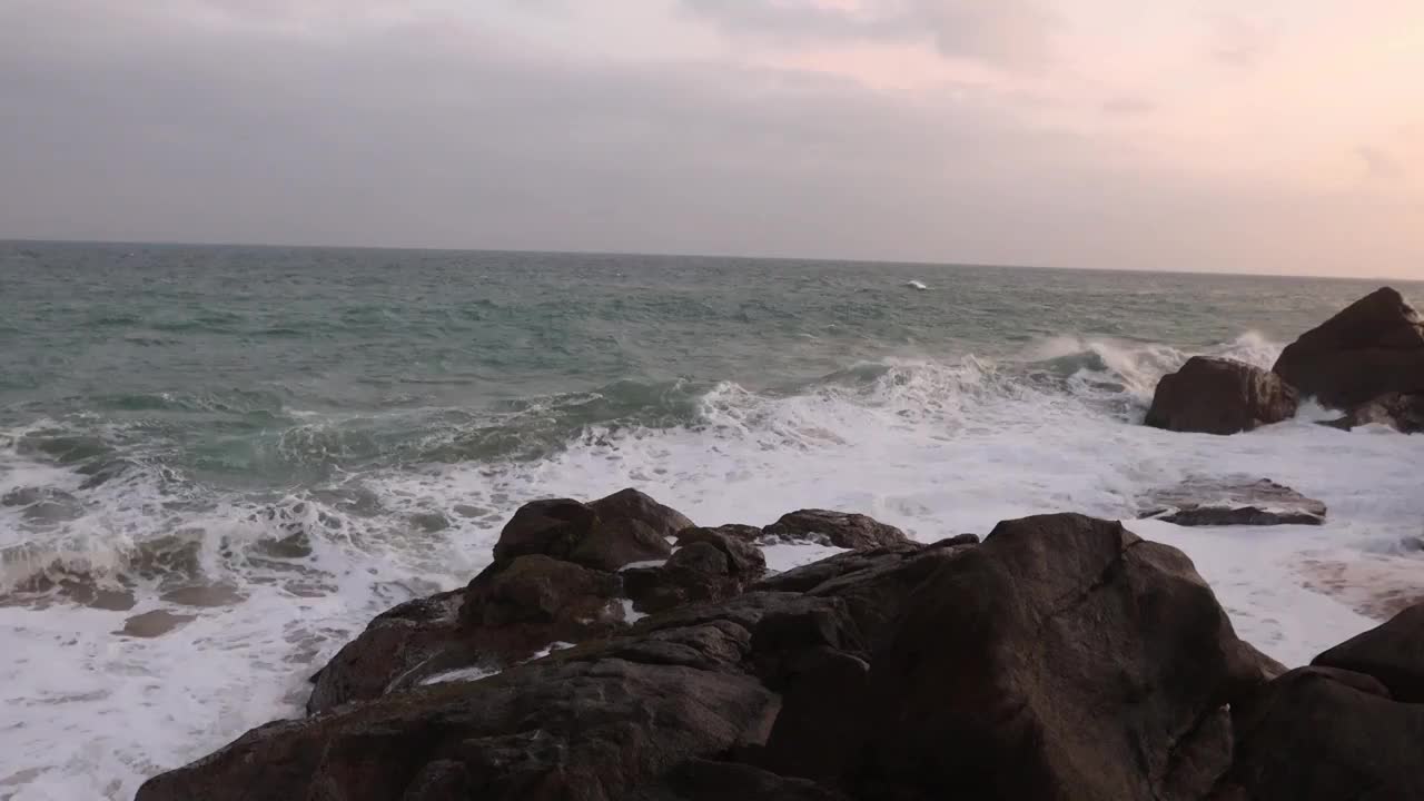 海浪冲刷礁石视频素材