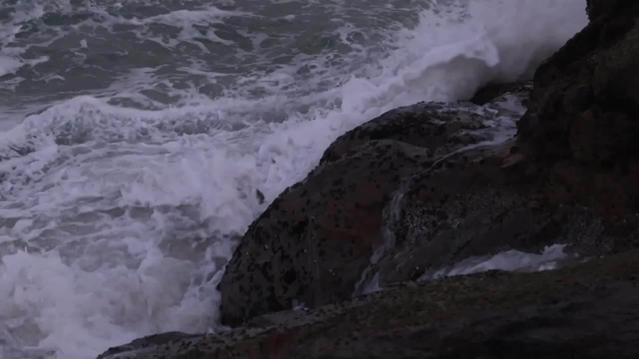 海浪冲刷礁石视频素材