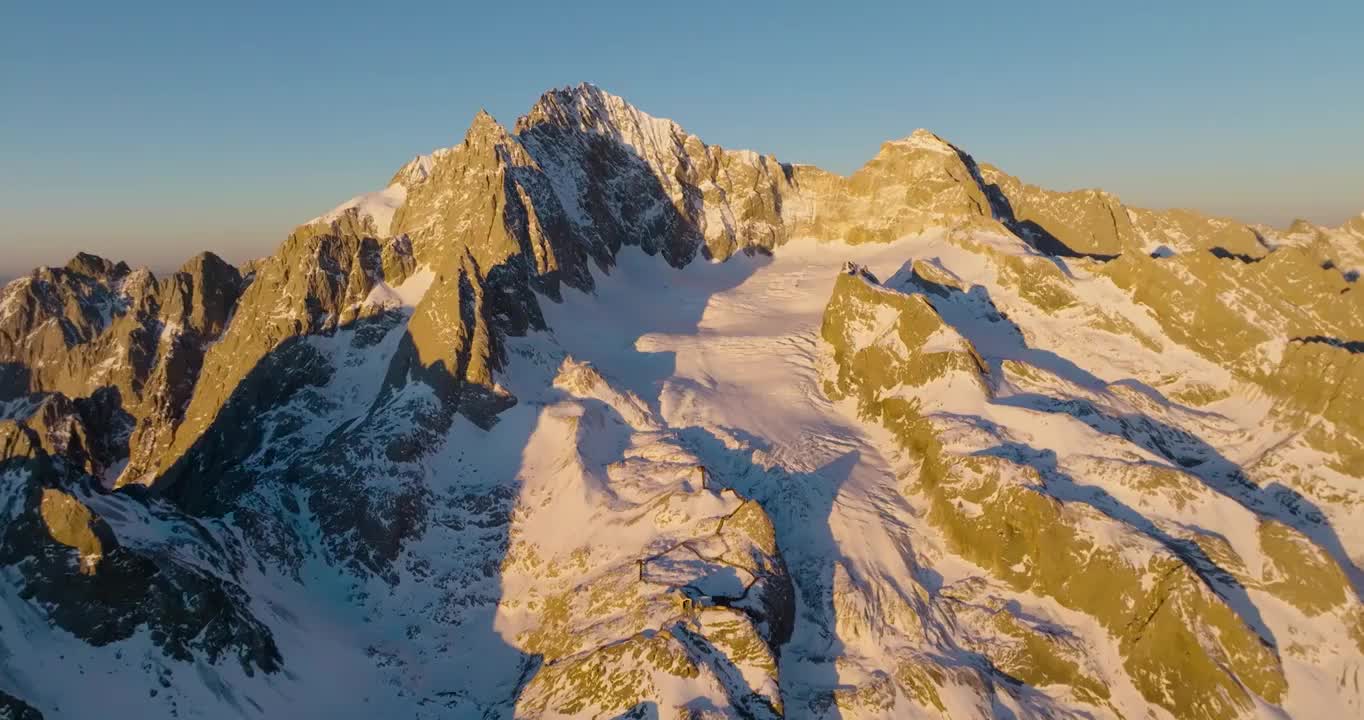 航拍空中远眺云南丽江玉龙雪山日照金山风景视频素材