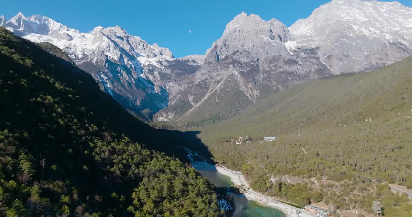 航拍空中鸟瞰云南丽江玉龙雪山下的蓝月谷景区风景视频素材