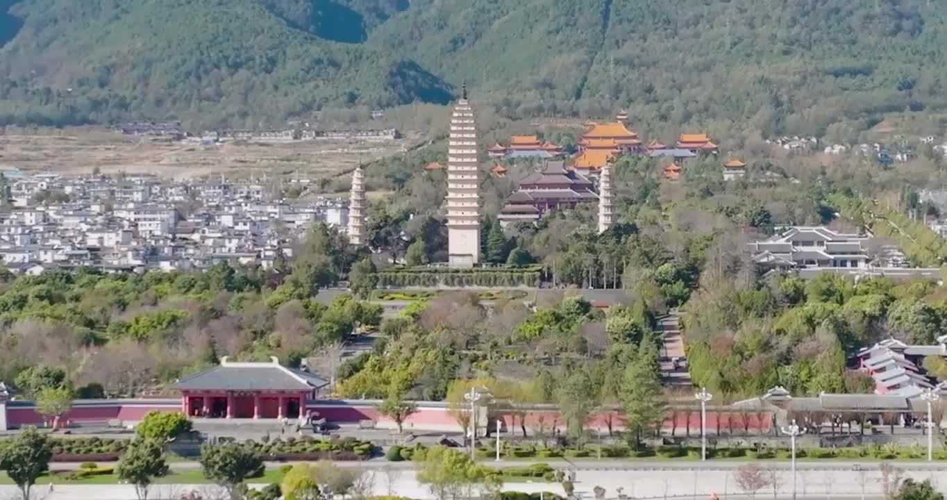 航拍空中鸟瞰云南苍山洱海边的大理古城崇圣寺三塔文化旅游区视频素材