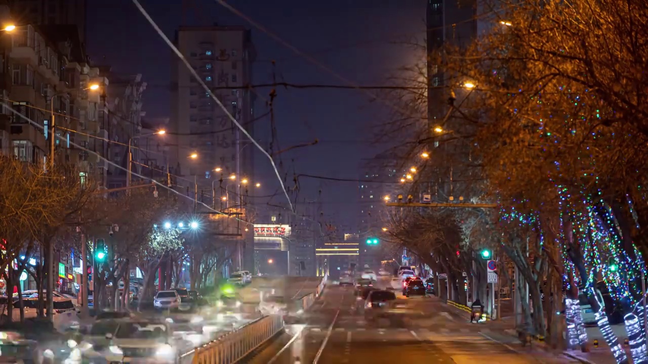 夜晚道路的月出回家路上的车流视频素材