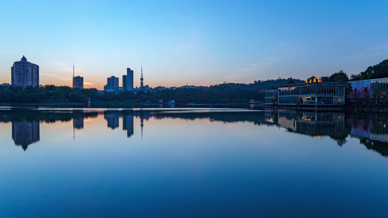 广州城市建筑剪影与麓湖公园夕阳落日延时视频素材