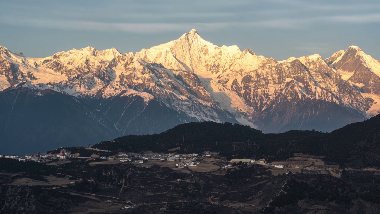 冬季，德钦县，雾浓顶村，梅里雪山，卡瓦格博峰，粉色天空，日照金山视频下载