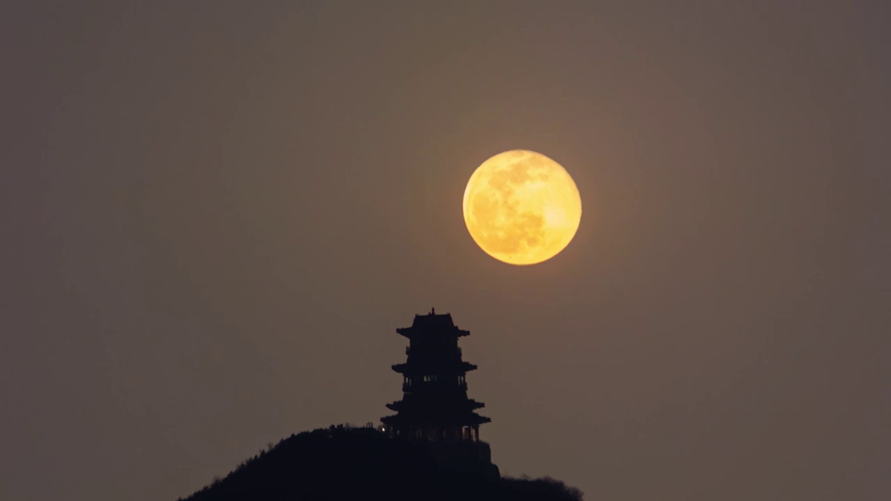 北京定都阁夜晚满月月升延时摄影视频素材