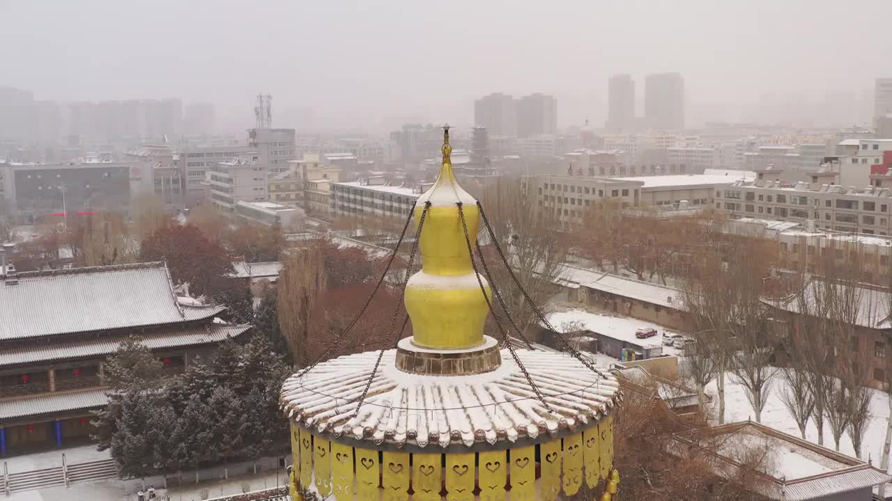 甘肃张掖土塔金顶由近至远航拍雪景20230213视频素材