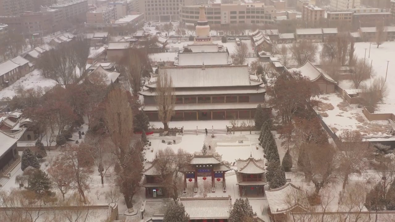 甘肃张掖大佛寺至土塔渐进航拍雪景20230213视频素材