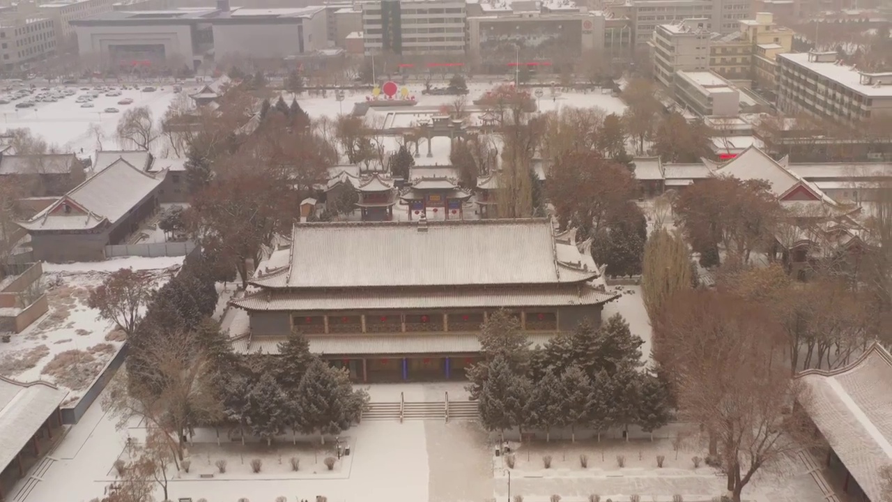 甘肃张掖大佛寺至土塔倒退航拍雪景20230213视频素材