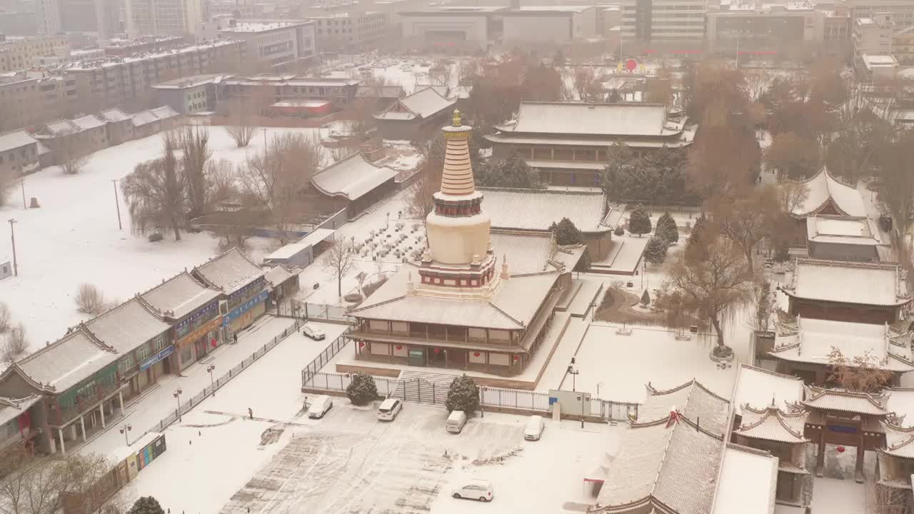 甘肃张掖大佛寺土塔环绕航拍雪景20230213视频素材