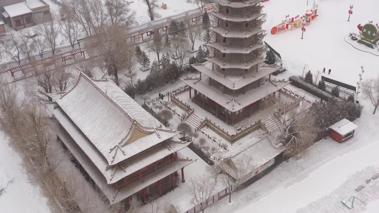 甘肃张掖木塔寺由低至高渐远航拍雪景视频素材