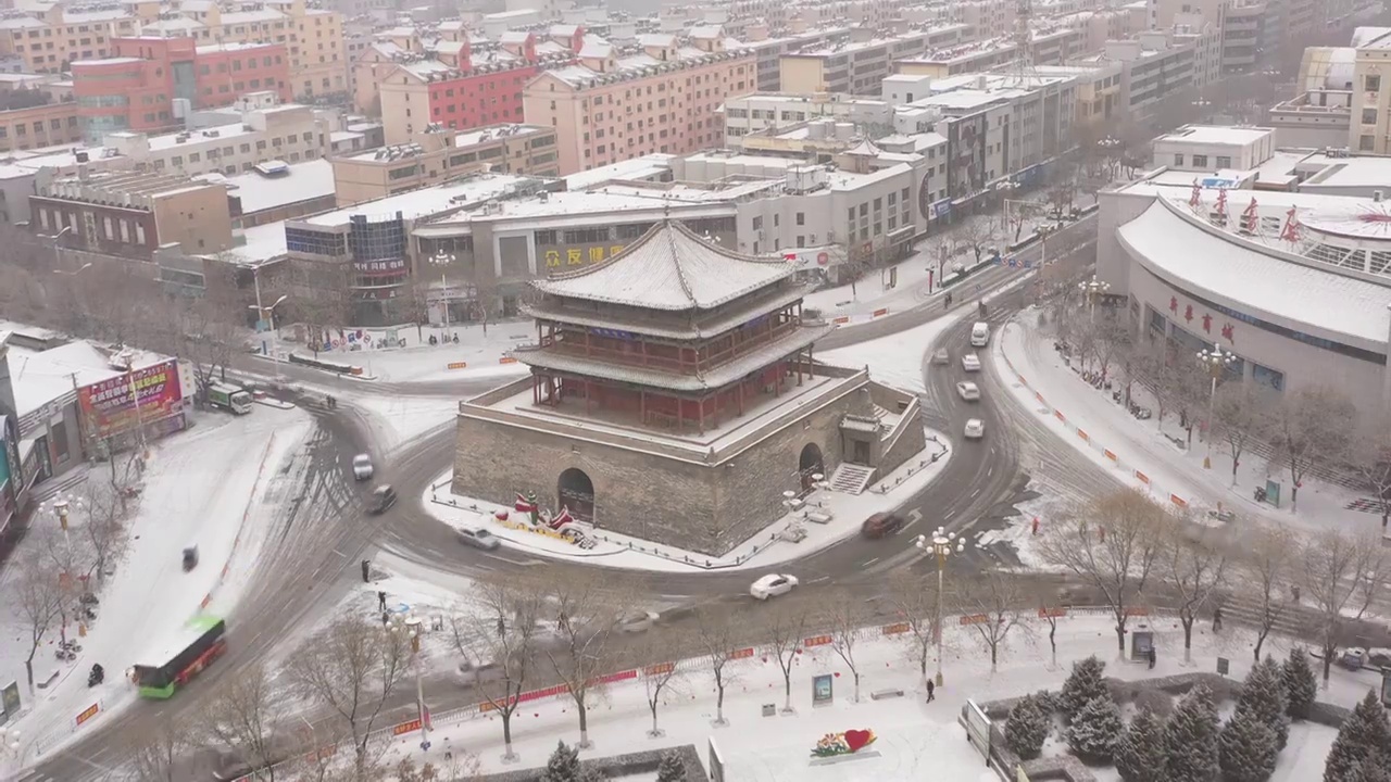 甘肃张掖鼓楼航拍雪景环绕视频素材