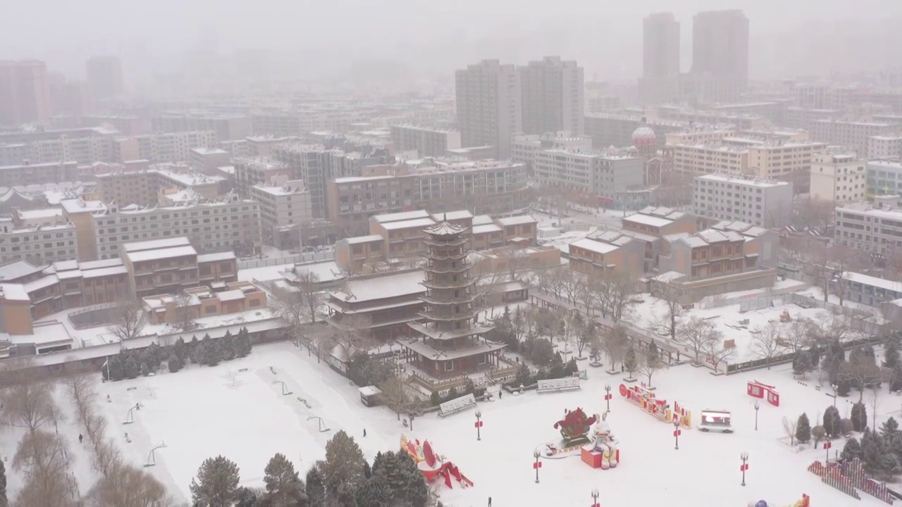 甘肃张掖木塔寺航拍雪景由高至低视频素材