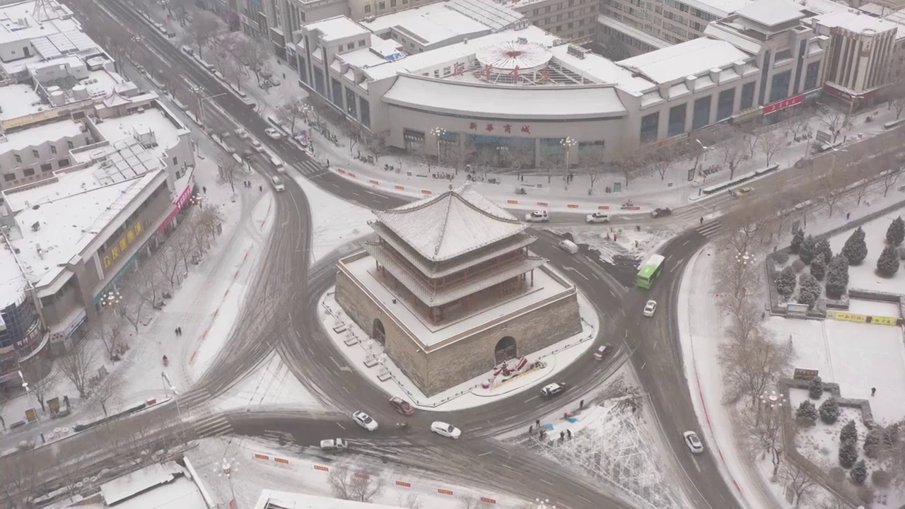 甘肃张掖钟鼓楼航拍雪景渐远视频素材